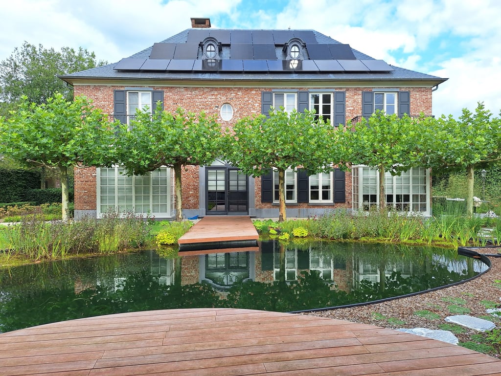 Tuin met grote zwemvijver en natuurlijke beplanting