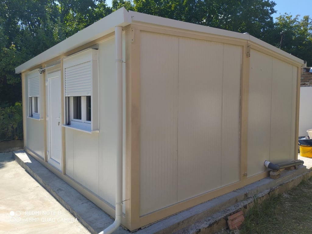 Beli kontejner za stanovanje sa kosim krovom na dve vode i olucima Pancevo