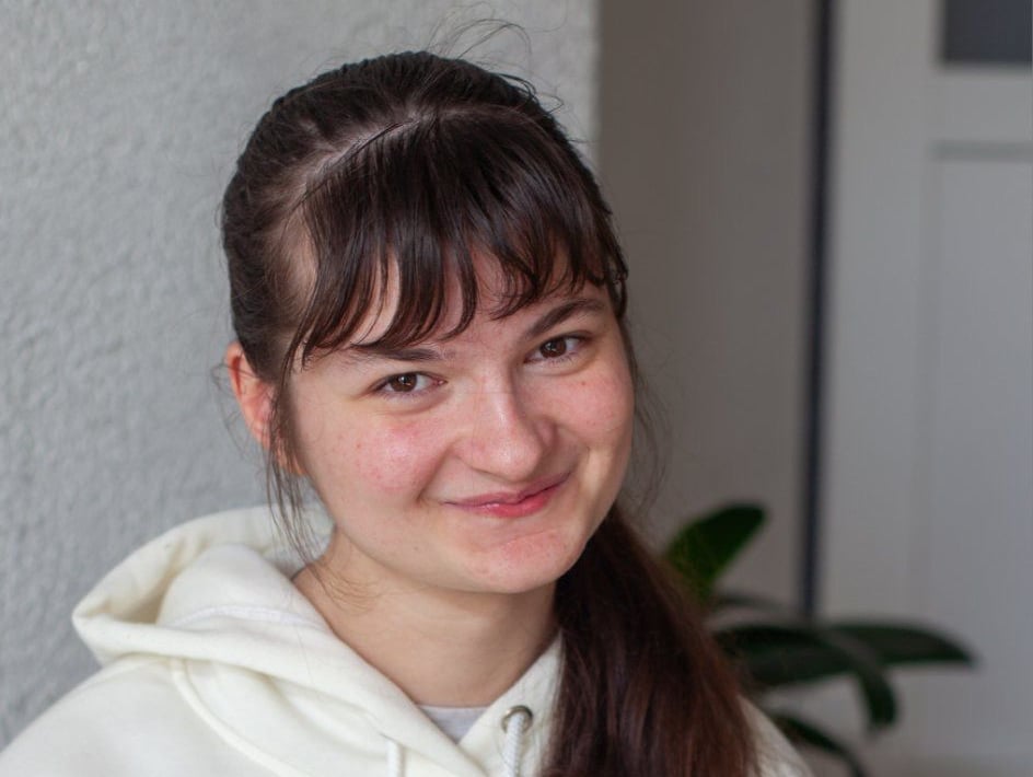 жінка в білому худі і білій сорочці