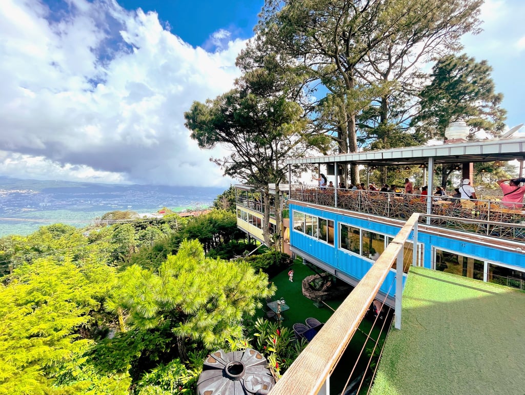 Panoramic view of a hillside cafe in camino al Boqueron