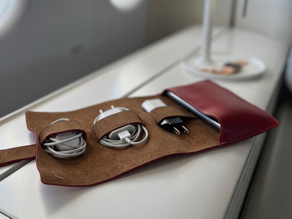 pochette vegan pour câbles , rangement pour cables de chargement en simili cuir pour le voyage 