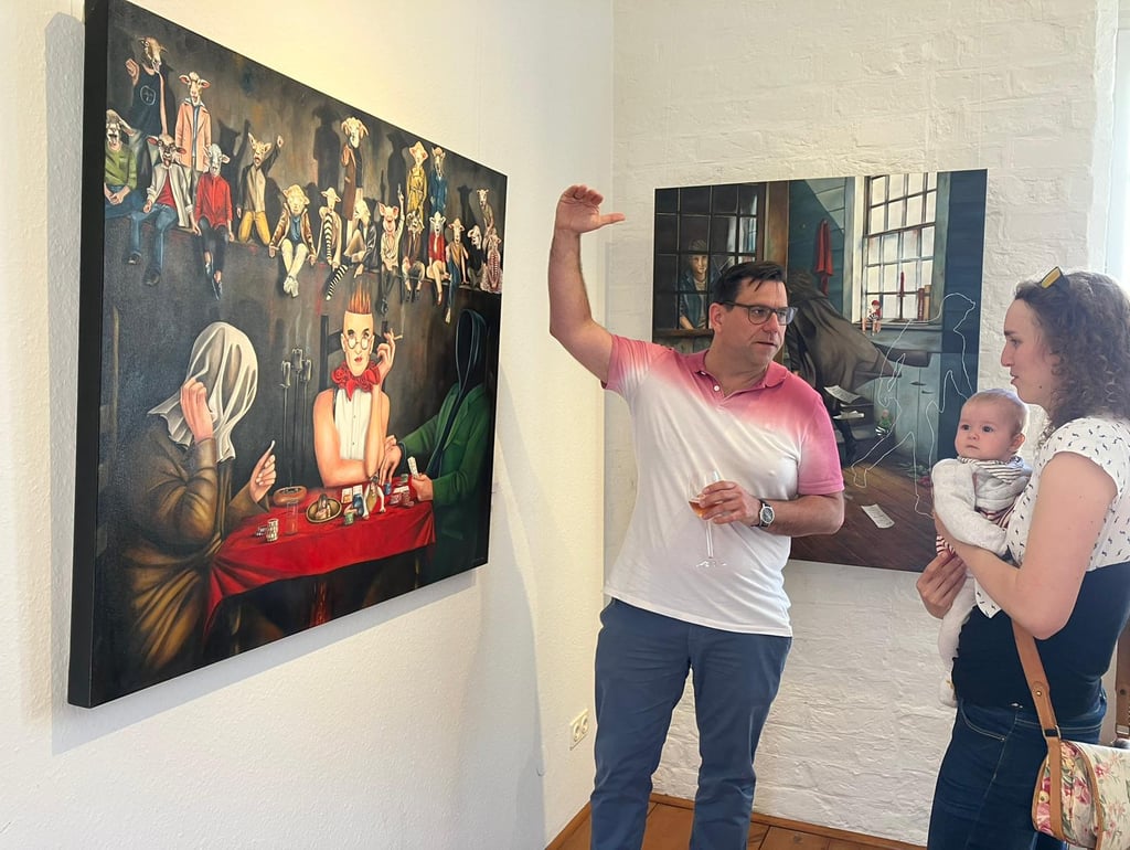 Frank L. Richter erklärt bei einer Kunstausstellung das Gemälde "Orpheus" von Astrid Salewski