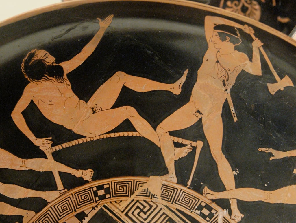 Theseus melawan Prokroustes. Detail dari kylix Attika berfigur merah, 440–430 SM. Sumber: Wikimedia
