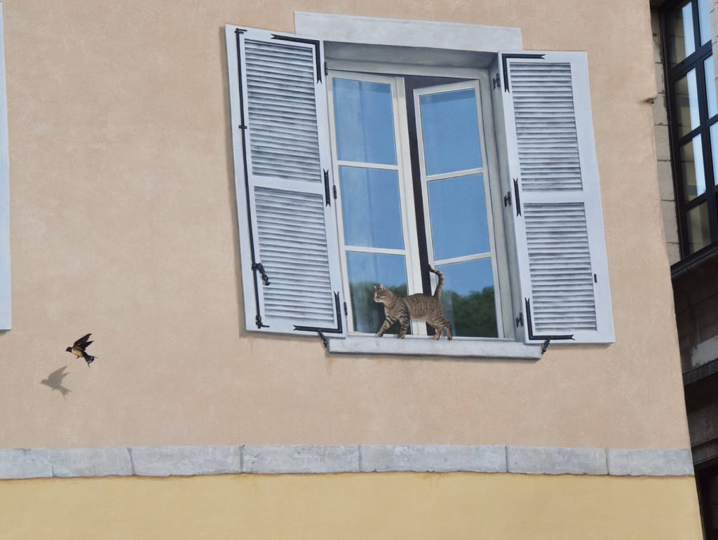 Détails d'une fenêtre en trompe-l'oeil sur une façade à Moirans-en-Montagne, Jura.