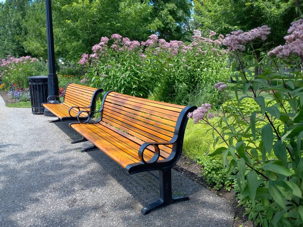 medinis suoliukas su dviem suolais ir šiukšliadėžė mažoji architektūra