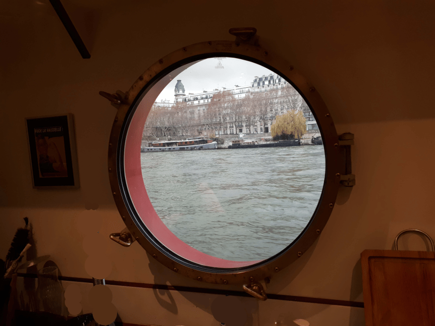 Uitzicht op een rivier door een patrijspoort