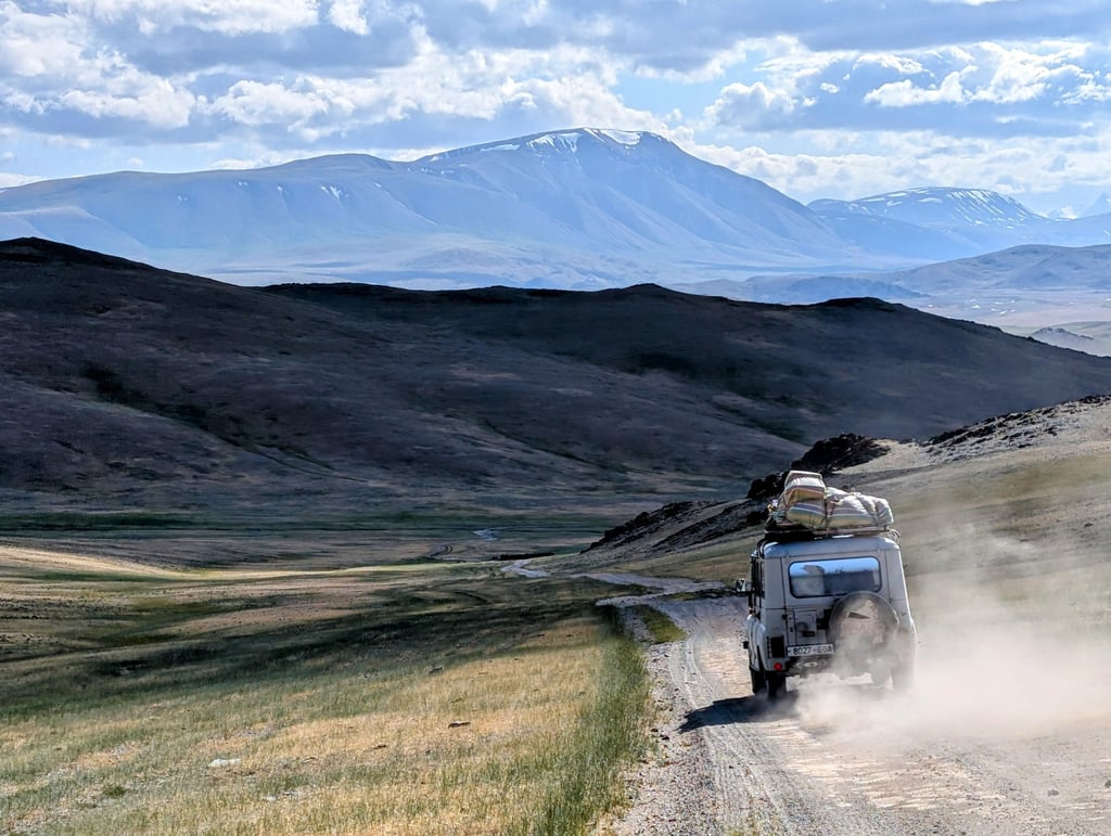 Une Jeep roulant dans les steppes mongoles