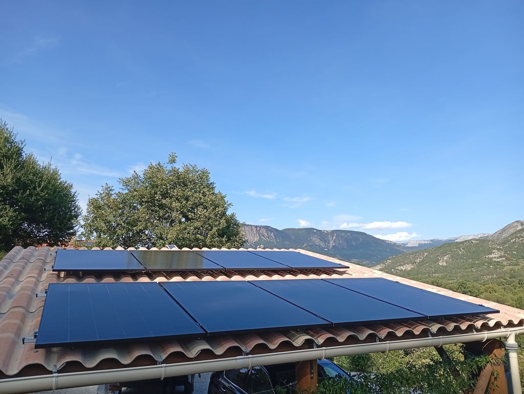 Vue d’ensemble de l’installation photovoltaïque finalisée sur carport à Mézel, 04 Alpes-de-Haute-Provence.