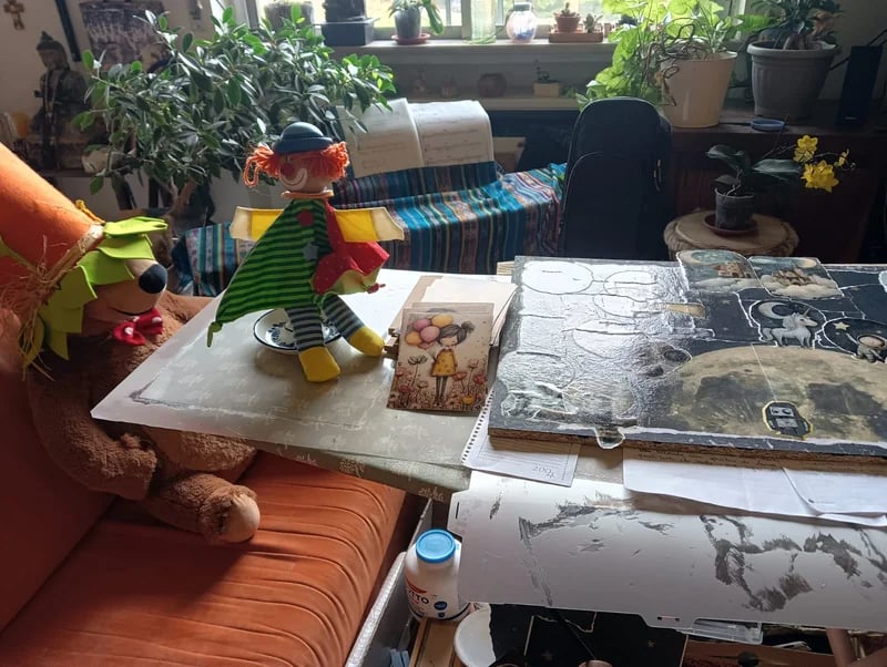 Filosofia creativa, magica postazione con clown di stoffa colorata, orso e quadro materico spaziale. - Guance Rosse