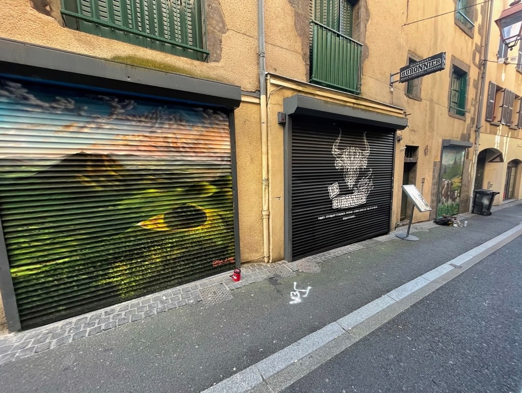 trois rideau de fer peint représentant des montagnes, une tête de taureau et des vaches