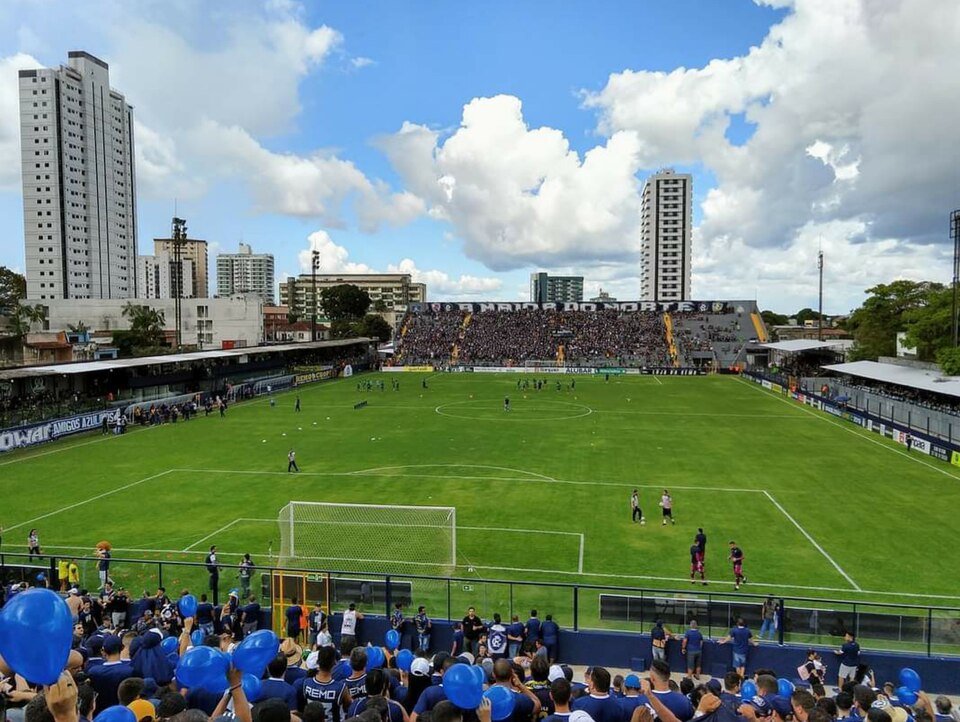 Estádio Baenão, casa do Remo, em Belém do Pará, vista das arquibancadas durante partida diurna