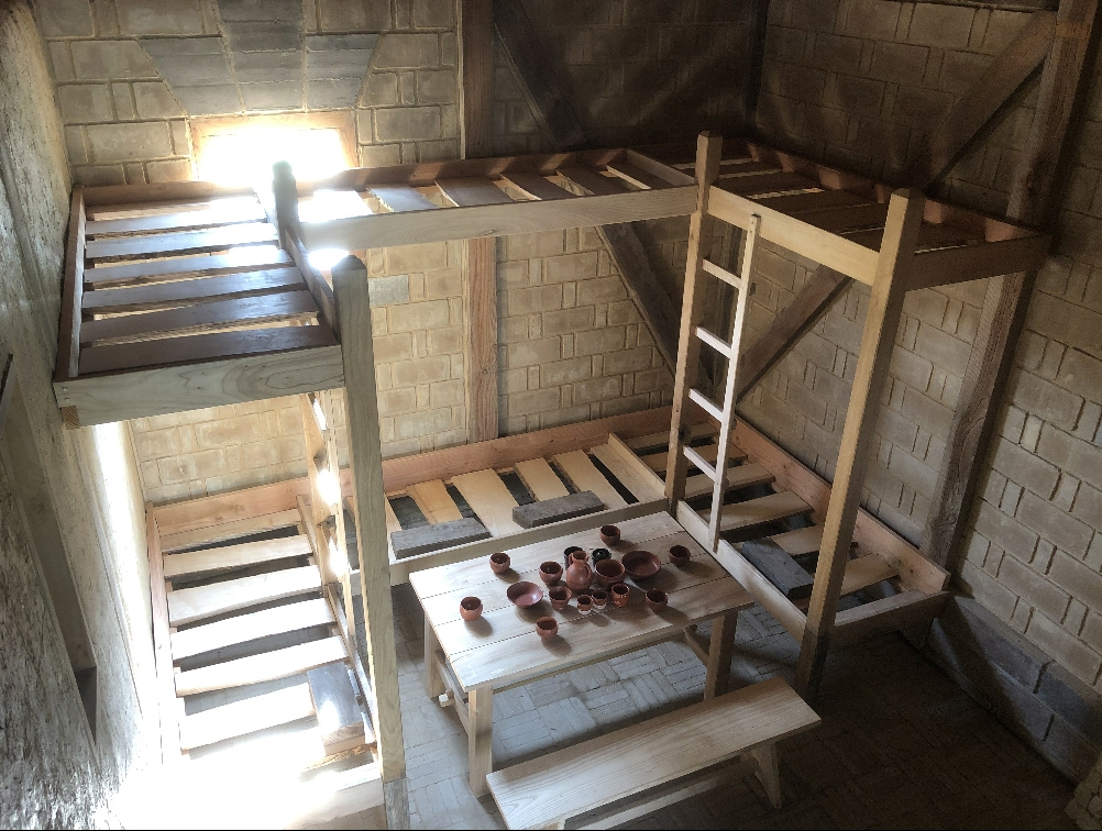 Romeinse stapelbedden van hout met zes slaapplekken in de soldatenbarak