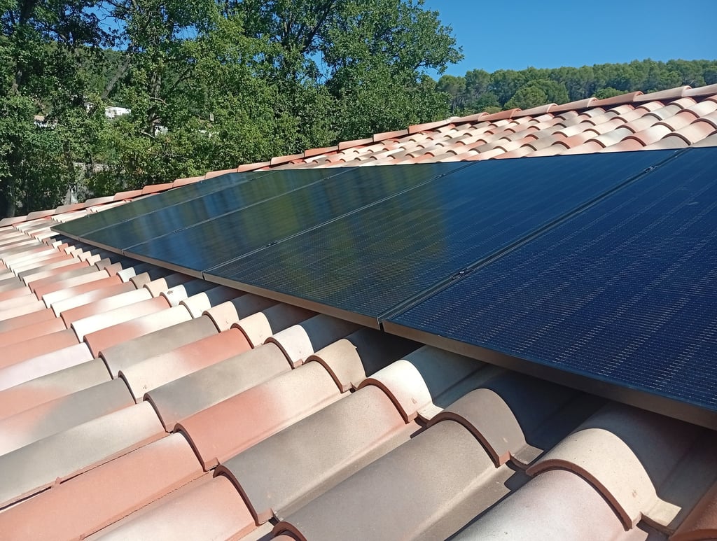 Panneaux photovoltaïques Voltec Solar intégrés sur toiture en tuiles à Lorgues dans le Var