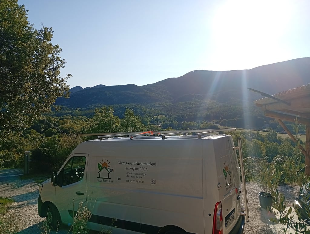Véhicule Solaire France Éco stationné à Mézel, préparation de l’installation photovoltaïque sur carport.