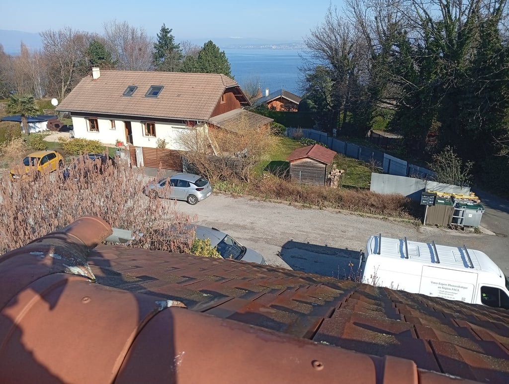 toiture de maison avant installation solaire avec vue sur le lac Léman en Haute-Savoie