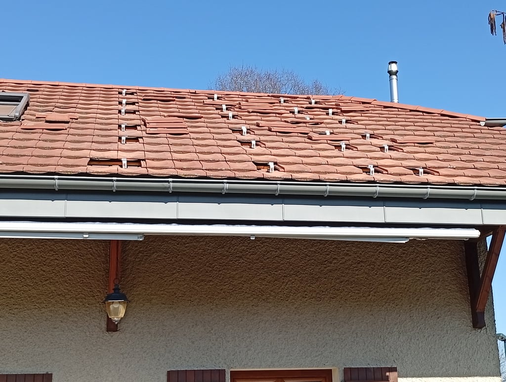 pose des crochets de fixation pour panneaux solaires sur toiture en tuiles avant installation photovoltaïque