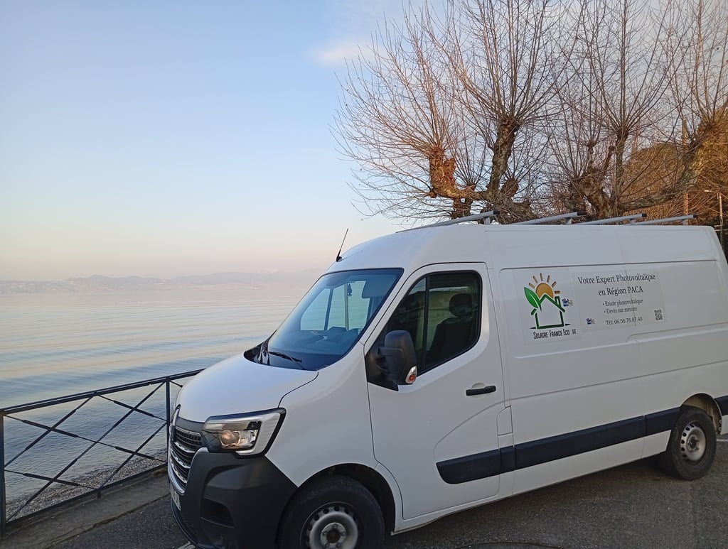 camion Solaire France Eco face au lac Léman lors d’un chantier d’installation photovoltaïque en Haute-Savoie
