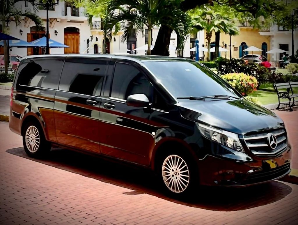 Carro de lujo marca Mercedes Benz usado para transporte de bodas y quinceaños