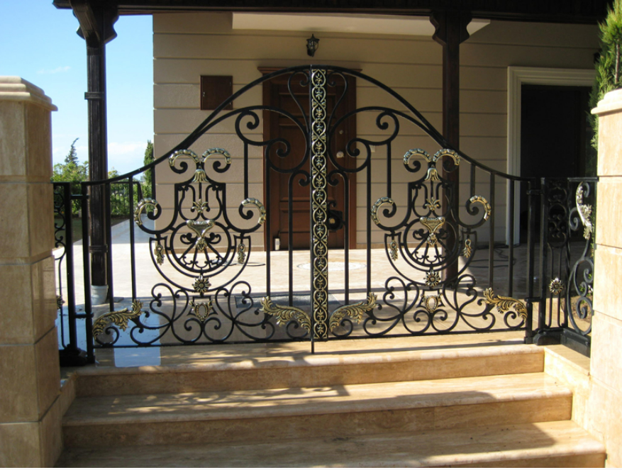 Portillon en acier fer forgé or et noir