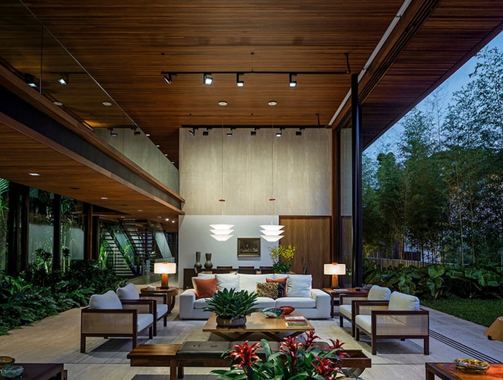 sala com pé direito duplo e forro de madeira