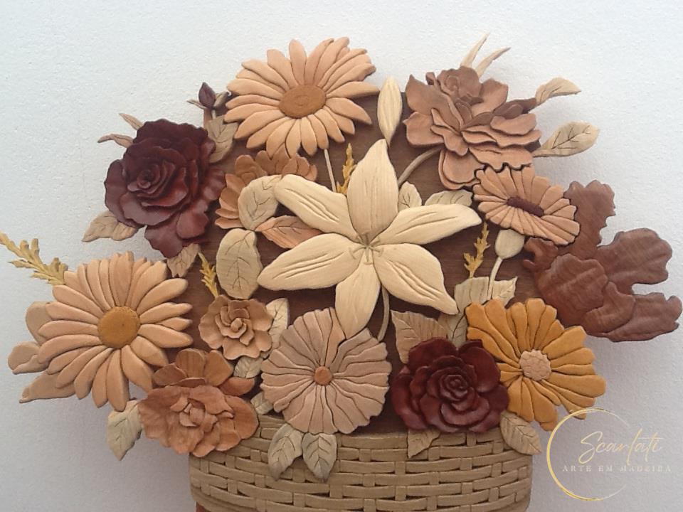 artesanato em madeira cesto de Flores em madeira esculpido à mão, peça com elementos detalhados, incluindo intársia