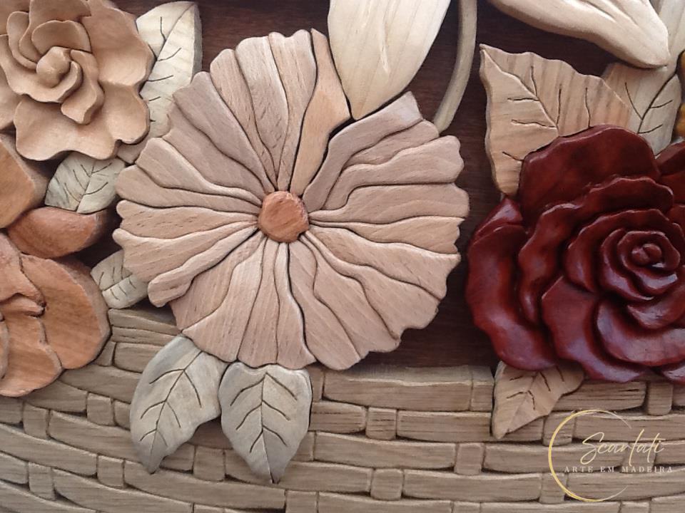 artesanato em madeira cesto de Flores em madeira esculpido à mão, peça com elementos detalhados, incluindo intársia