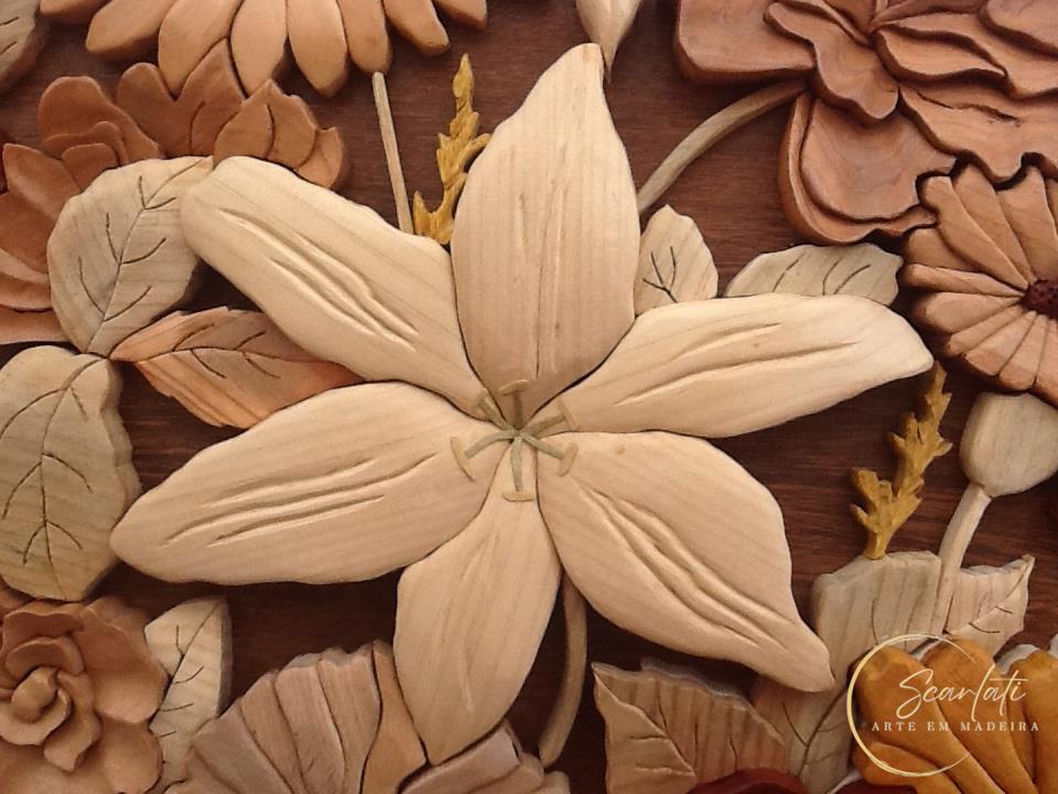 artesanato em madeira cesto de Flores em madeira esculpido à mão, peça com elementos detalhados, incluindo intársia