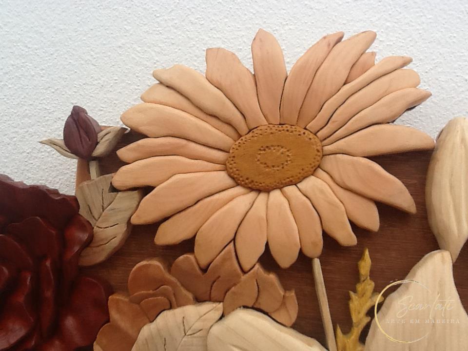 artesanato em madeira cesto de Flores em madeira esculpido à mão, peça com elementos detalhados, incluindo intársia