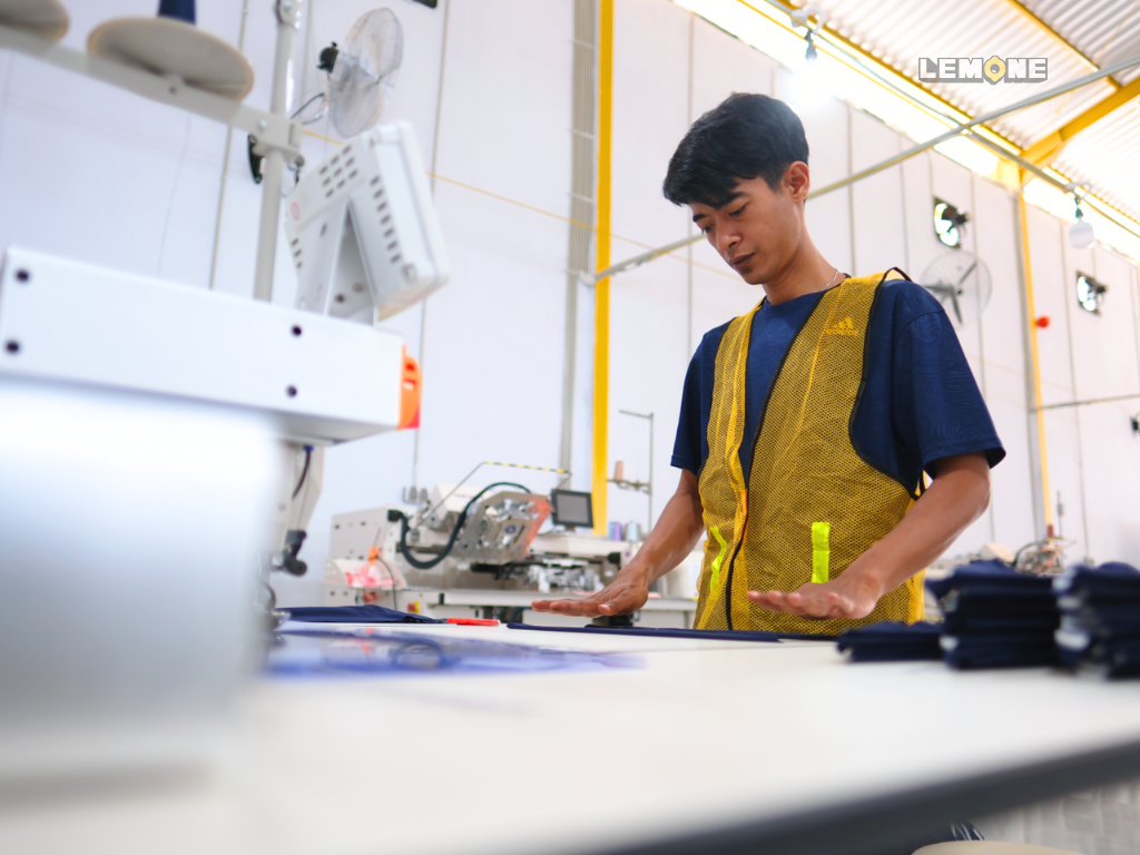 Proses Cutting & Pemotongan: Dari Roll Kain Hingga ke Pola Produksi | Lemone