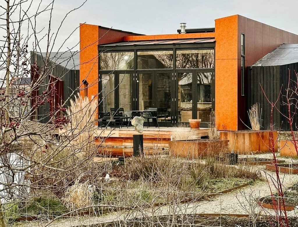 Fachada casa sustentável com piscina natural