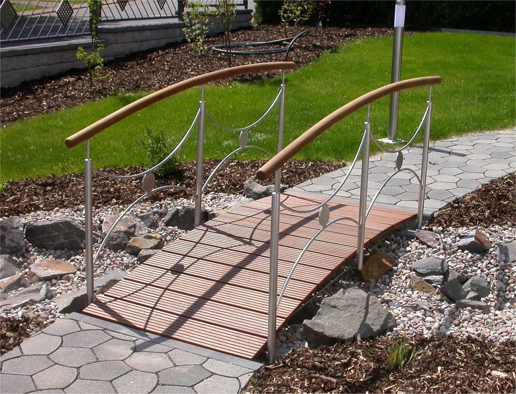 Gartenbrücke mit Holzhandlauf