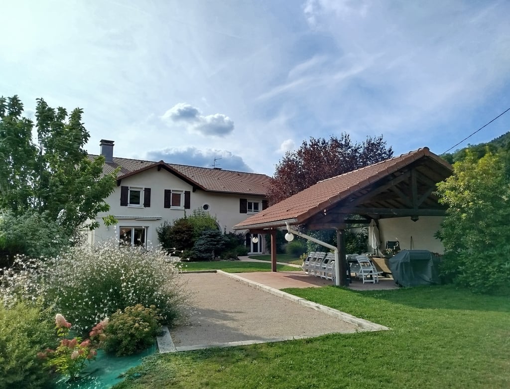 Pelouse et terrain de pétanque