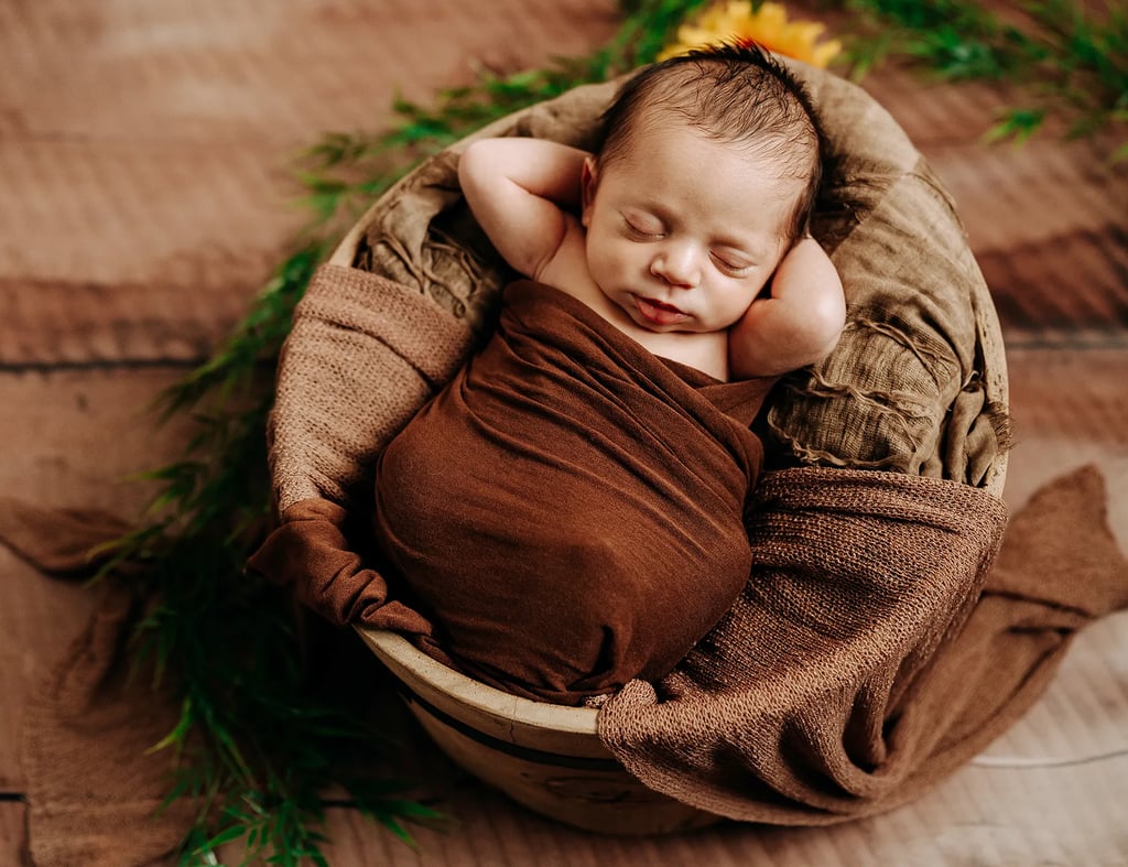 un bébé pendant une séance photo de naissance à troyes