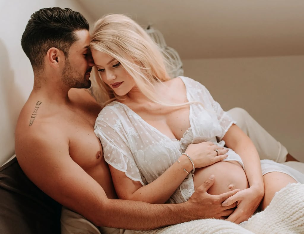 une femme enceinte au lit avec son babybump