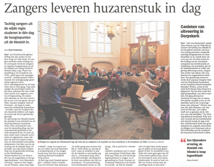 Dirigent Jan Kleinbussink tijdens repetitie met scratchkoor in de dorpskerk van Wilp