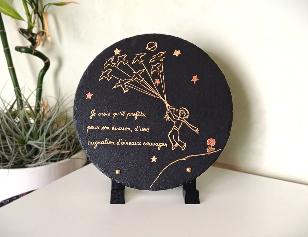 Plaque funéraire ronde en ardoise gravure or et couleurs, oiseau, ciel , étoile, petit prince