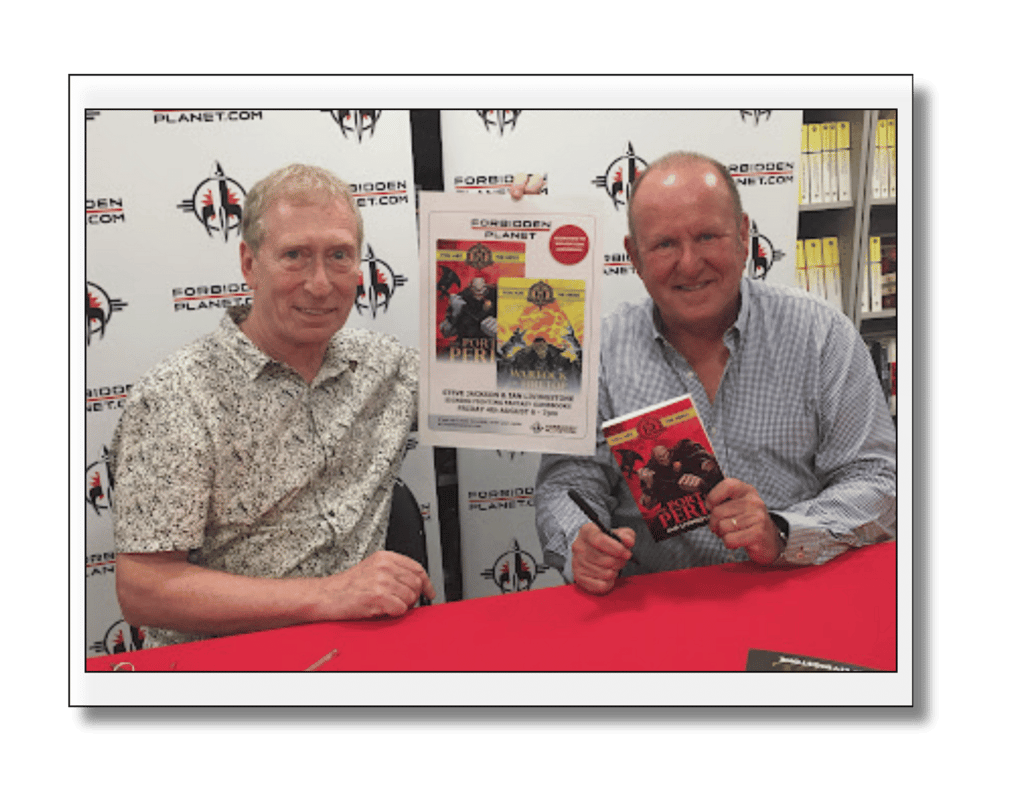 Steve Jackson (à esquerda) junto com Ian Livingstone (à direita) Games Workshop (UK).