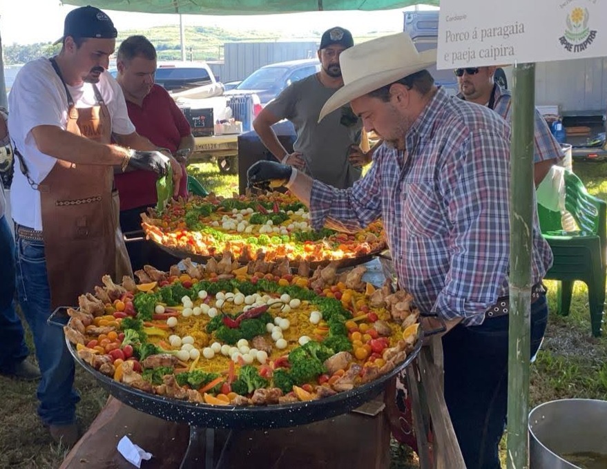 Comitiva Bernões, de Itapira, finaliza Paella Caipira na Queima do Alho de 2024