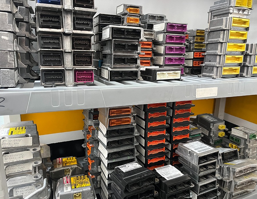 Unidades de Airbag apiladas en los almacenes de Clairicar Laboratorio electronico