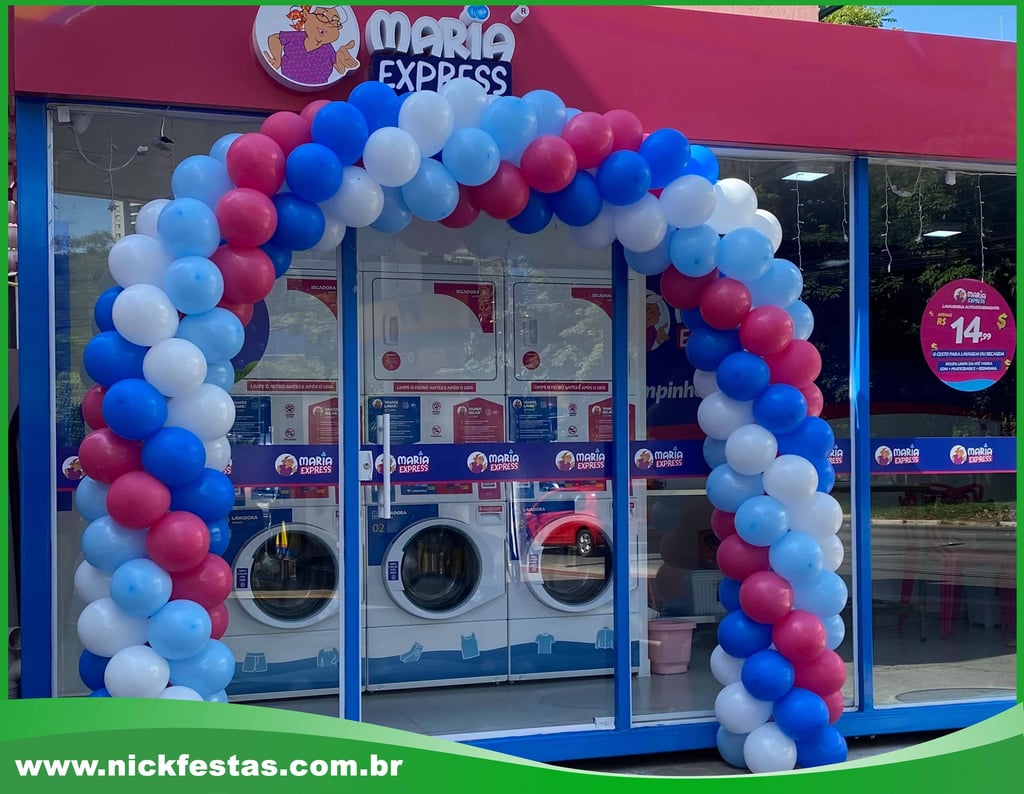 Arco de balões elegante em evento corporativo, destacando fachada da empresa.