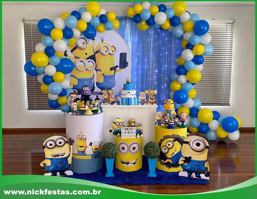 Decoração infantil tema Minions com cores vibrantes e personagens divertidos para festa
