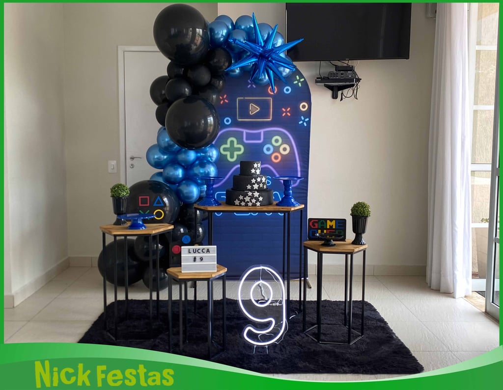 Decoração infantil games em azul e preto com painel gamer, balões orgânicos e mesa decorada