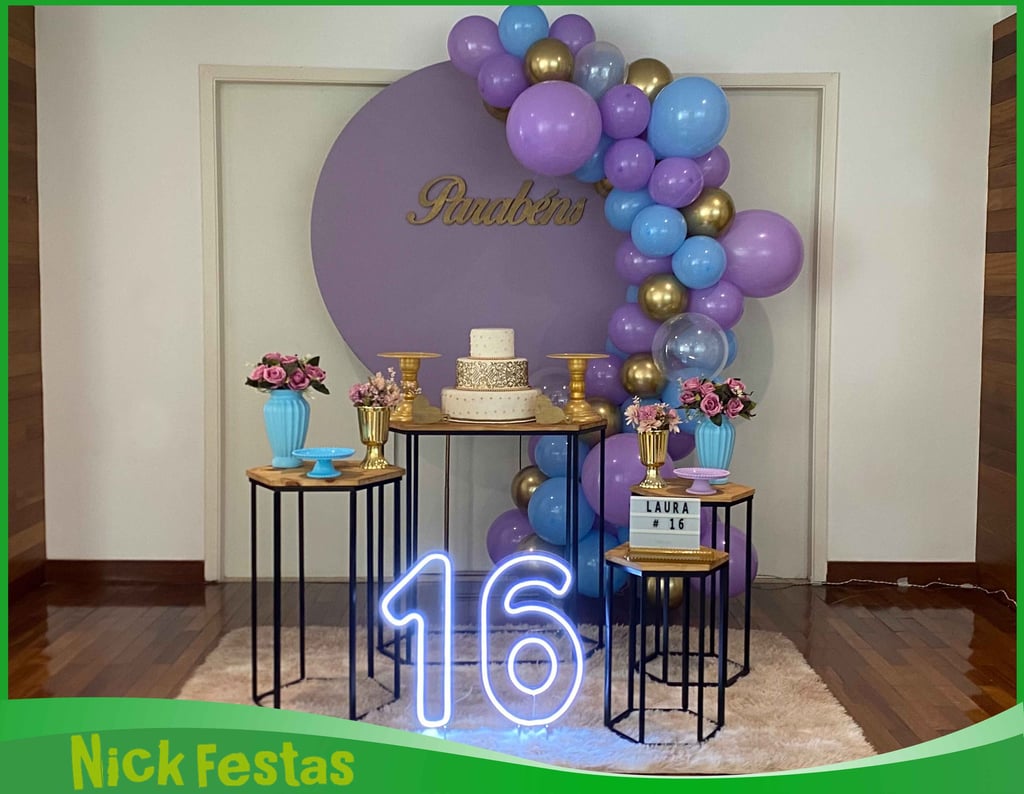 Decoração infantil teen com estilo moderno, cores vibrantes e cenário forte para festa mega incrível