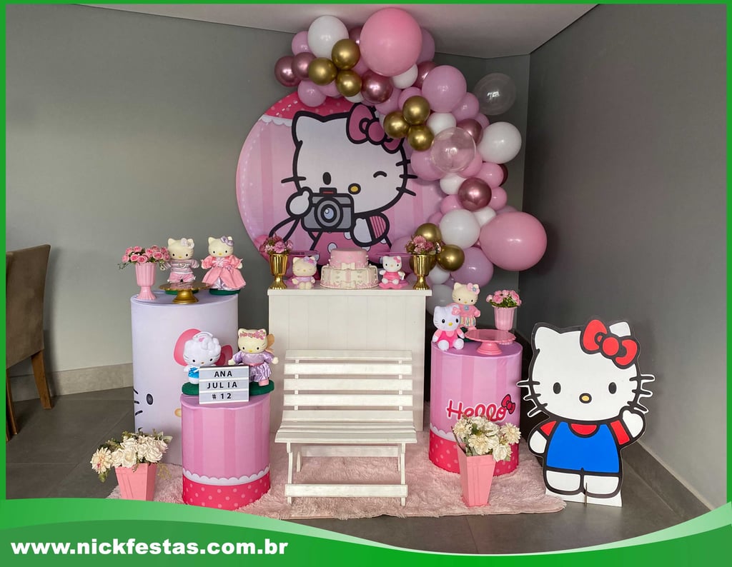 Decoração de festa infantil tema Hello Kitty com laços e cores delicadas