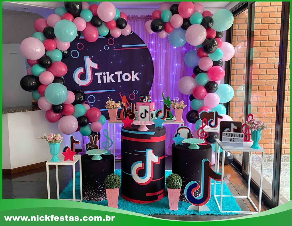 Decoração de festa teen tema TikTok com cores vibrantes e elementos de redes sociais