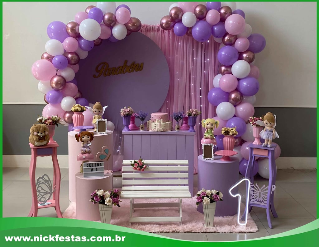 Decoração fadinhas na Freguesia do Ó com painel redondo, balões rosa e lilás, móveis delicados e ele