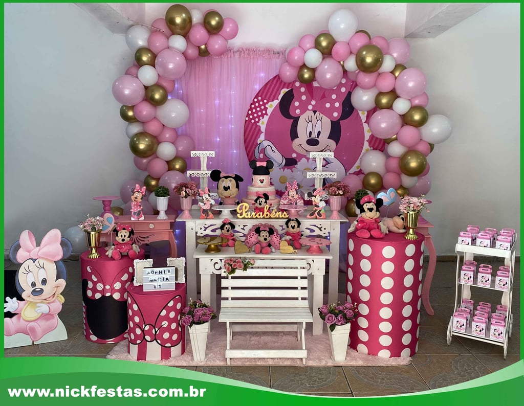 Decoração de festa infantil tema Minnie com poás, laços e cores vibrantes