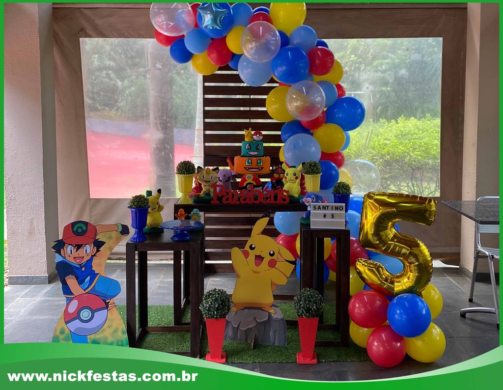 Decoração de festa infantil tema Pokémon com pokébolas e personagens icônicos