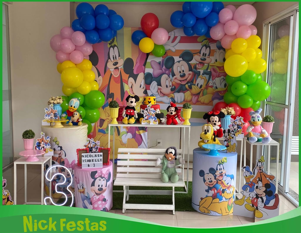 Decoração infantil Turma do Mickey com cenário colorido e detalhes clássicos da Disney.