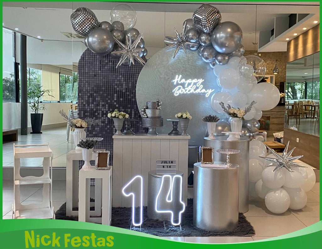 Decoração infantil teen prata com elementos metalizados, cenário moderno e visual elegante